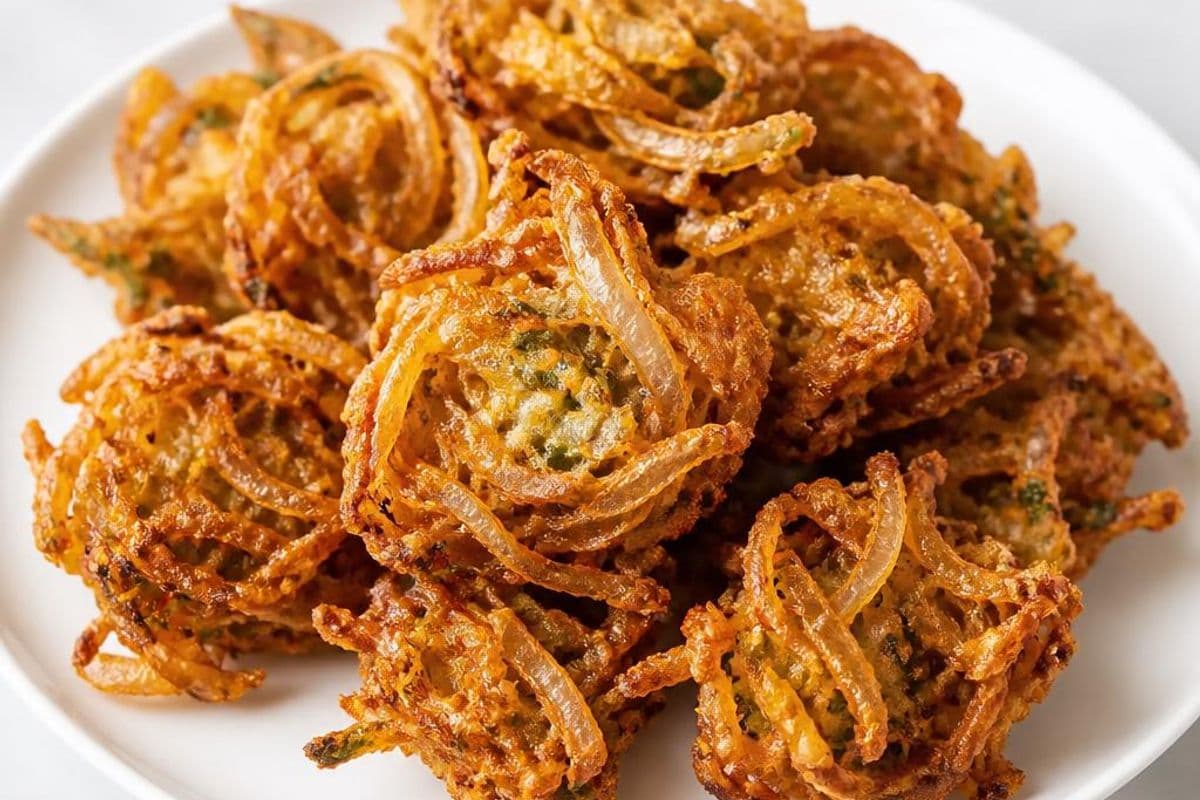 Crispy Onion Pakora (Onion Bhaji), freshly prepared