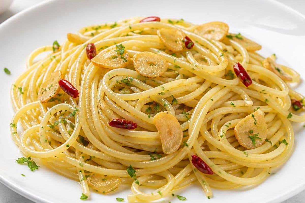Spaghetti Aglio e Olio (Classic Garlic & Oil Pasta), freshly prepared